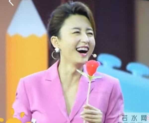 张蕾亮相节目，粉色套装配玫瑰，开怀大笑尽显优雅气质