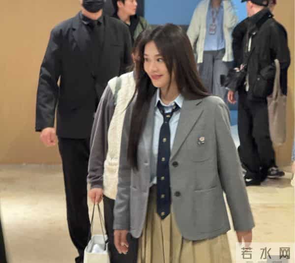 马思纯现身德基出席活动，穿学院风套装状态超好，就是鞋子太丑了