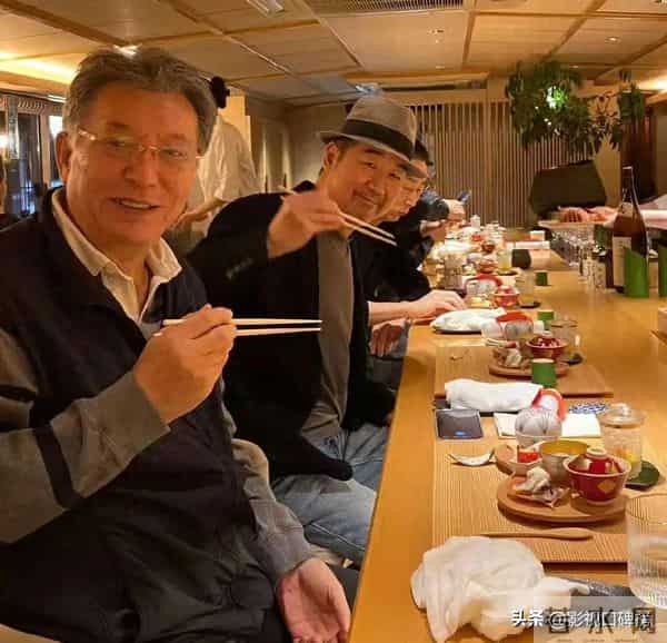 70岁张国立携妻子与友人聚餐,头顶白发老态明显,邓婕气质优雅