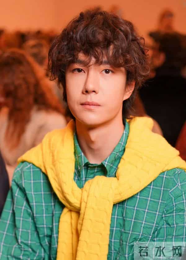 “王一博已成立个人独资工作室”上热搜,引发其是否与乐华续约的猜测;乐华2025年中报未提及王一博