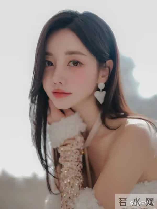 孙允珠,性感挂脖吊带裙,又欲又迷人,挂脖上的铃铛更是点睛之笔