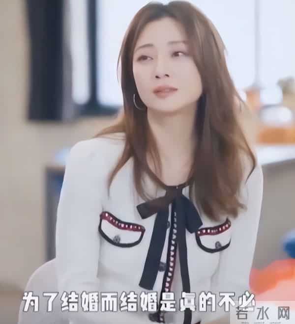 她是演员中的女富豪，豪车多的开不过来，如今45岁却活得像20岁