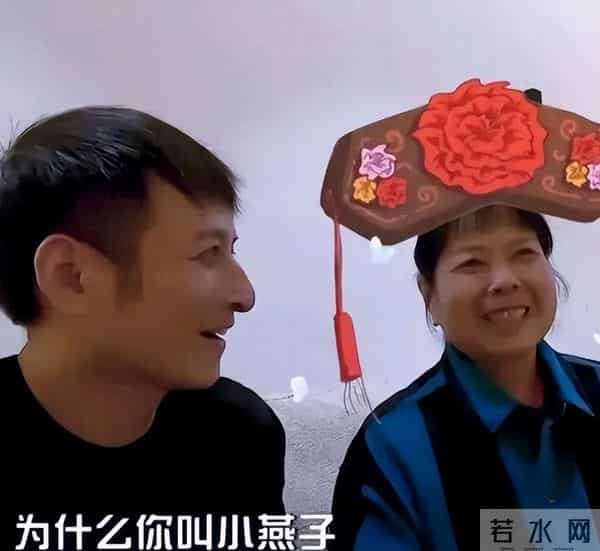 李维嘉妈妈高兴坏了!儿子49岁没老婆没孩子,孤身一人住豪宅