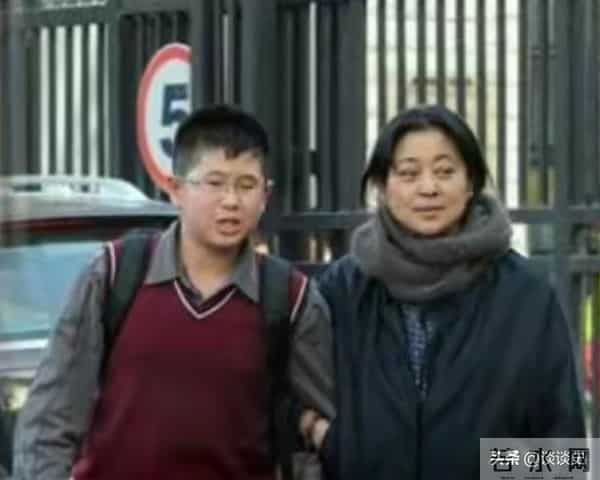 倪萍也没想到,69岁的三婚丈夫杨亚洲,已经开始给全家人争光了