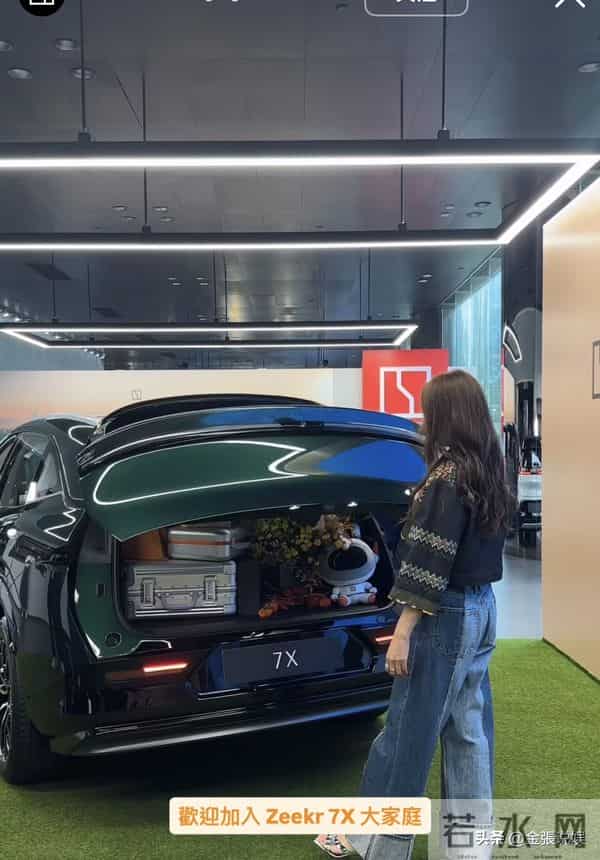 郭可盈在香港买37万国产电车,与丈夫现身提车,林文龙打扮好时尚