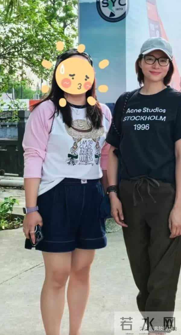 51岁董卿游苏州,打扮清爽和儿子一起,站姿还有主持人仪态