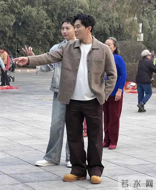 46岁李晨北京公园被偶遇,帅气有型魅力足,引得一群大妈热情围观