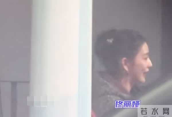 董璇46岁生日聚会,和张维伊送宾客后牵手回家,张维伊短发还挺帅