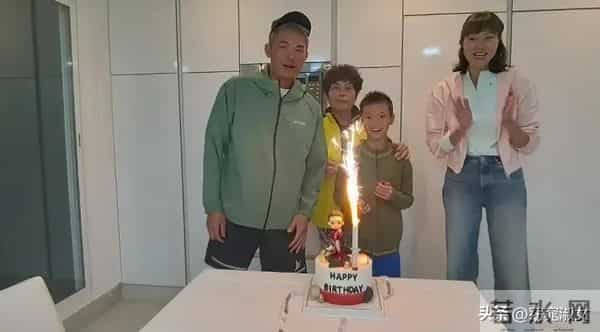 林丹西班牙为儿子庆生，染白发苍老比谢杏芳瘦小，9岁小羽像妈妈