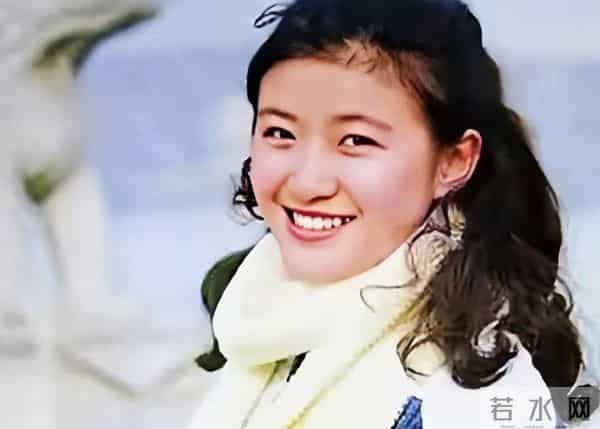 她曾是央视第一美女,赴港生子后离开央视,如今远居美国不再露面