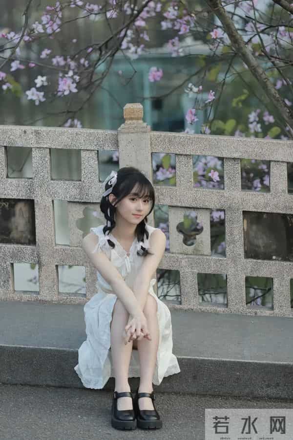 汤音璇｜清纯甜美写真，春日漫步，花海中的甜美少女