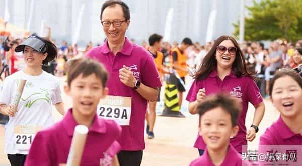 恩爱23年,73岁梁锦松逐渐变老,47岁伏明霞貌美如花