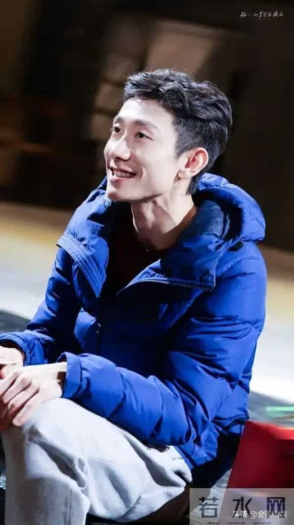 被"发腮"的张一山惊艳,33岁终于长开,网友:杨紫得避嫌了