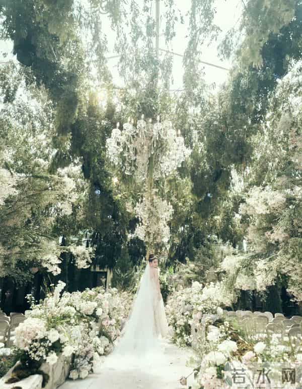 窦骁被传婚变后首次现身,手上婚戒显眼,依旧是何超莲帅气的老公