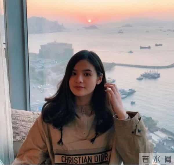 TVB星二代当父亲面,狂摸肌肉男,表情极其夸张,引发网民热议