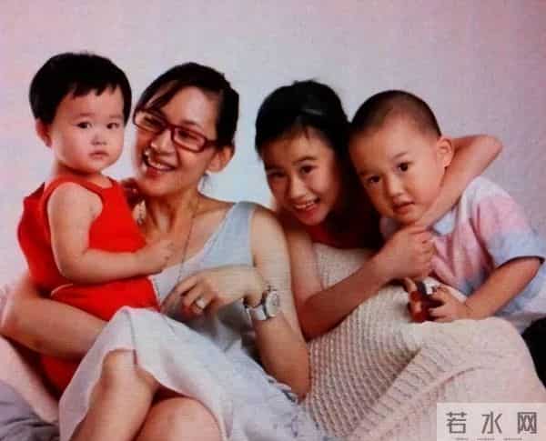 她是金牌美女主持，嫁上海首富生3个孩子，54岁看着像34岁好年轻