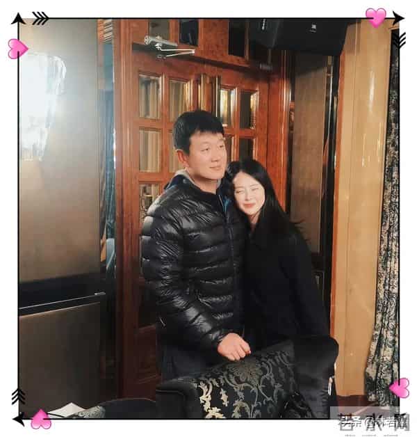 董璇生日会,张维伊贴心照顾小酒窝,与董璇手牵手送客,好甜蜜!