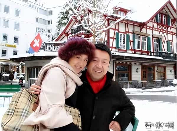 她是著名歌唱家，不惧流言嫁三婚前央视主持丈夫，三年生一儿一女