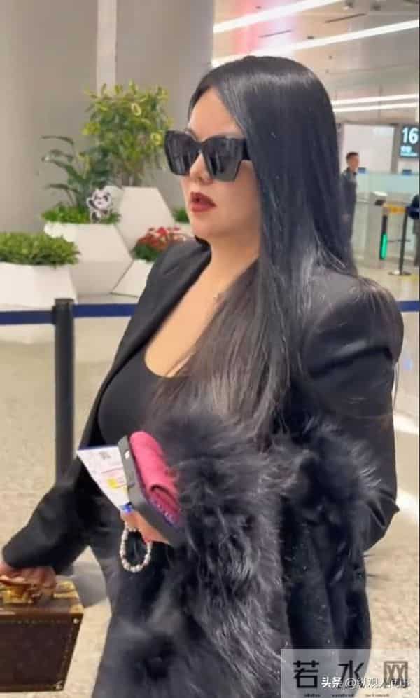 李湘在机场因身材问题被怼到“黑脸”，翻出十年前瘦照反击，好美