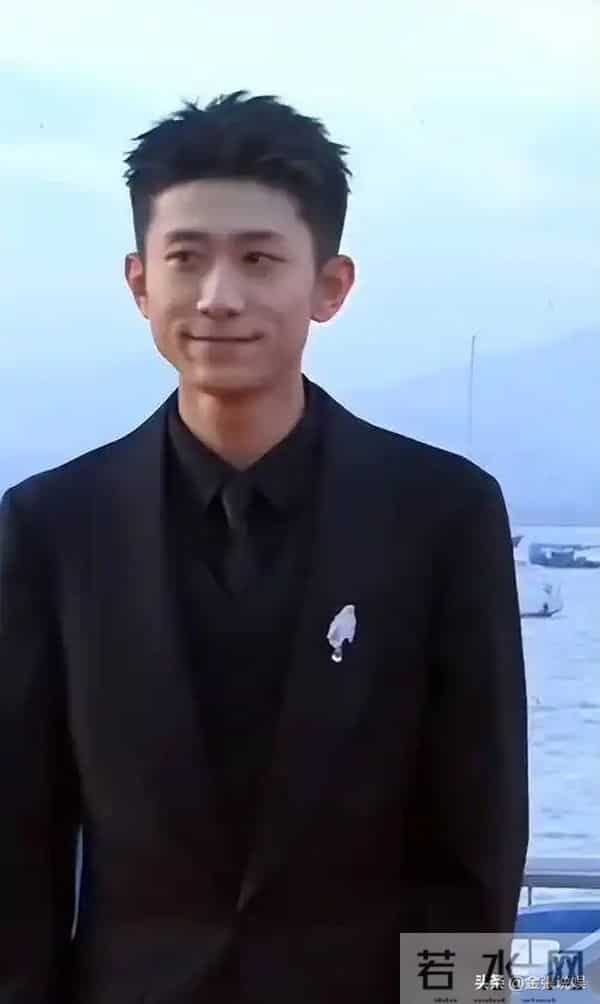 被"发腮"的张一山惊艳,33岁终于长开,网友:杨紫得避嫌了