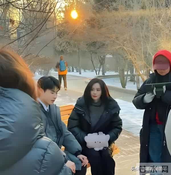 刘诗诗哈尔滨被偶遇,羽绒服搭配棉裤保暖又时髦,37岁仍美得发光