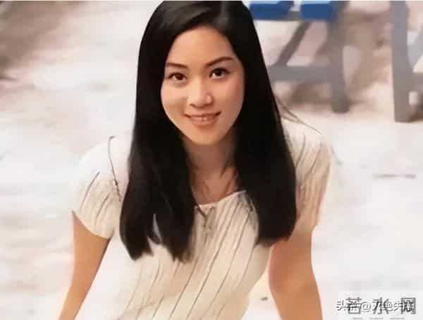 她14岁就长得“倾国倾城”,被富豪花7亿娶回家,8年生下4个娃