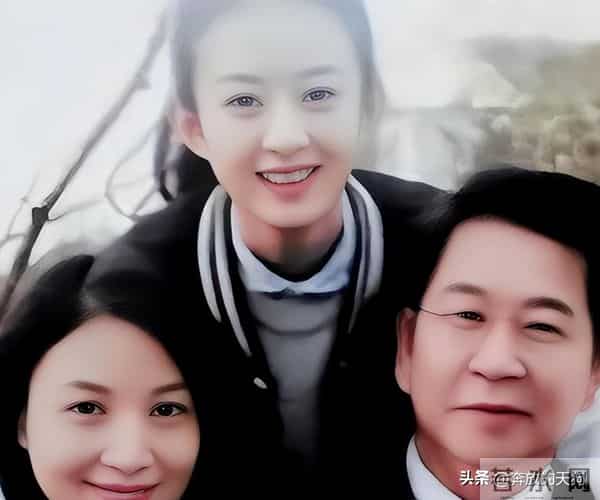 赵丽颖母亲在活动现场,穿一身花衣裳很富贵,笑起来和赵丽颖很像