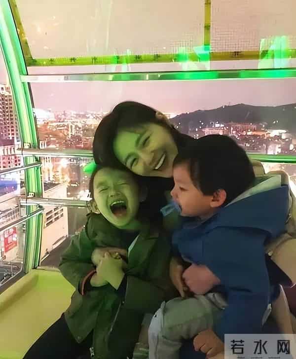 大S女儿暴风抽高，身高和奶奶齐平了！张兰搂着小玥儿散步好温馨