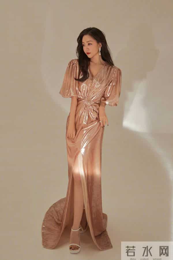 玫瑰金长裙是把“华丽松弛感”穿在了身上