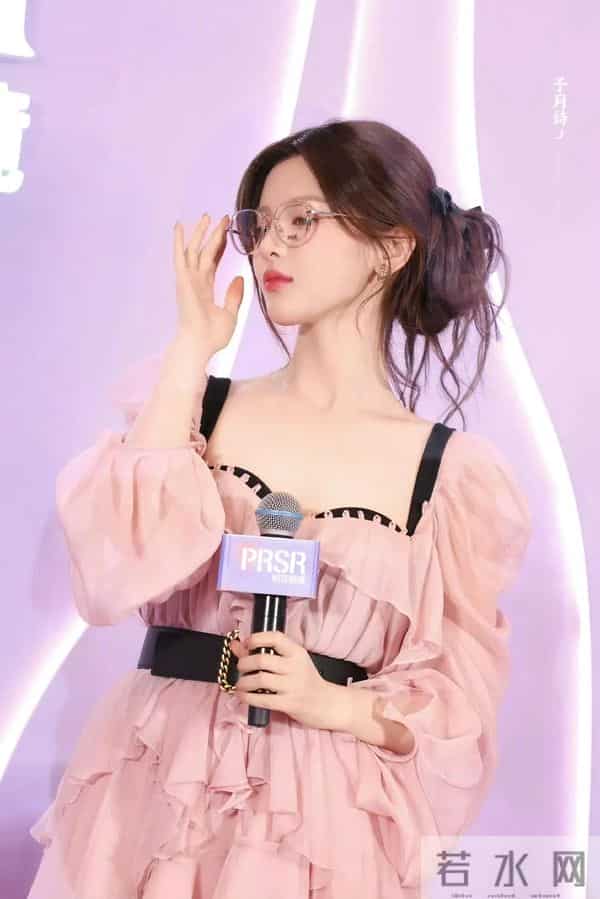 杨超越这套 有点爱[舔屏]