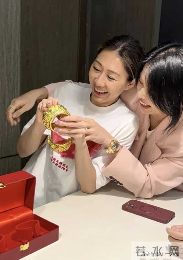 李乘德晒照为老婆庆生 胡杏儿手上两个大镯子抢镜 比送胡定欣的大