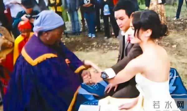 吴彦祖晒与妻子合影!Lisa皮肤粗糙褶多还秃顶,网友:以为是兄弟