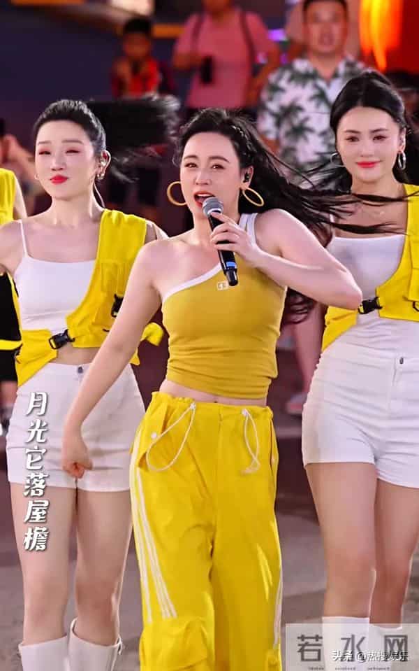 原相机下的唐艺,胖胖的有点老脸上有褶皱,可她的努力却值得赞扬