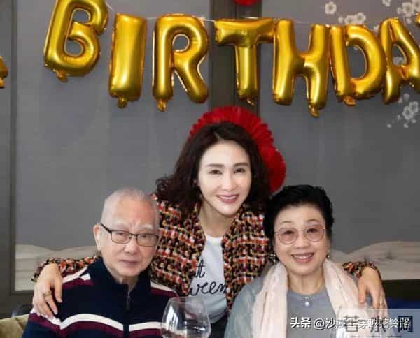 黎姿为父亲过生日时，老公和残疾弟弟在场，夫妻同框像一对父女