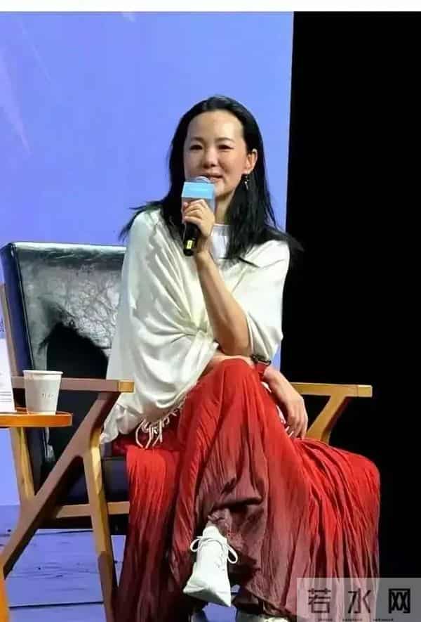 55岁咏梅首谈更年期,她素颜上台、直面皱纹,老了却依然优雅美丽