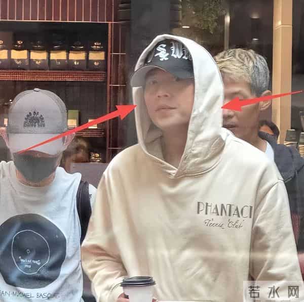 周杰伦带老婆在墨尔本,没胡子满脸褶,眼袋硕大跟半月前判若两人