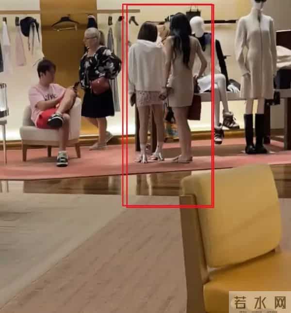 懒懒已成过去式？王思聪奢侈品店购物，一个女生直接坐在他腿上
