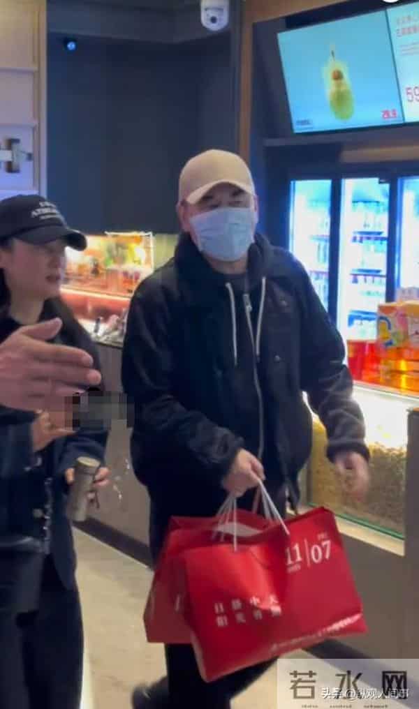 蒋勤勤素颜出席活动，双手捂脸哭红眼眶，陈建斌没安慰转头大笑