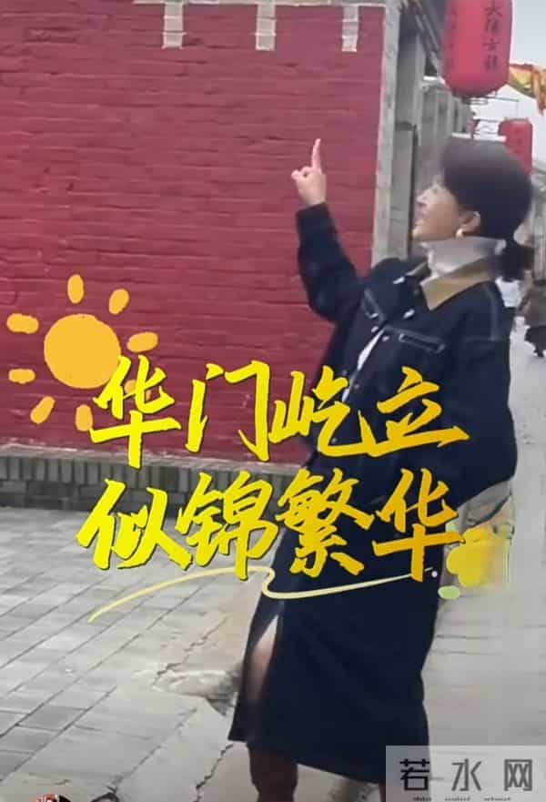 张蕾探访山西景点,穿牛仔套装搭白色高领衫,干练又具亲和力