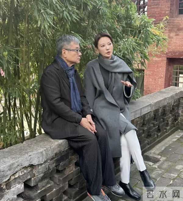 刘芳菲玉皇庙被偶遇!灰色大衣优雅出镜,巴掌脸嫩如少女美到发光