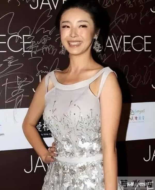 曾被张艺谋力捧，火后与富豪卷款61亿逃亡国外，现在的她过得如何