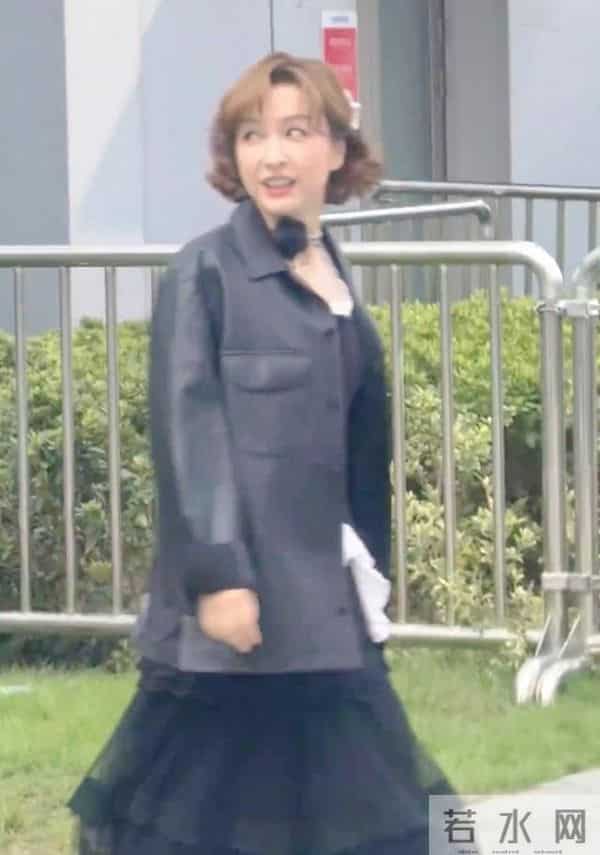 吴昕在长沙被偶遇,她真的好瘦啊,脸圆圆的,身材真好,看着好美