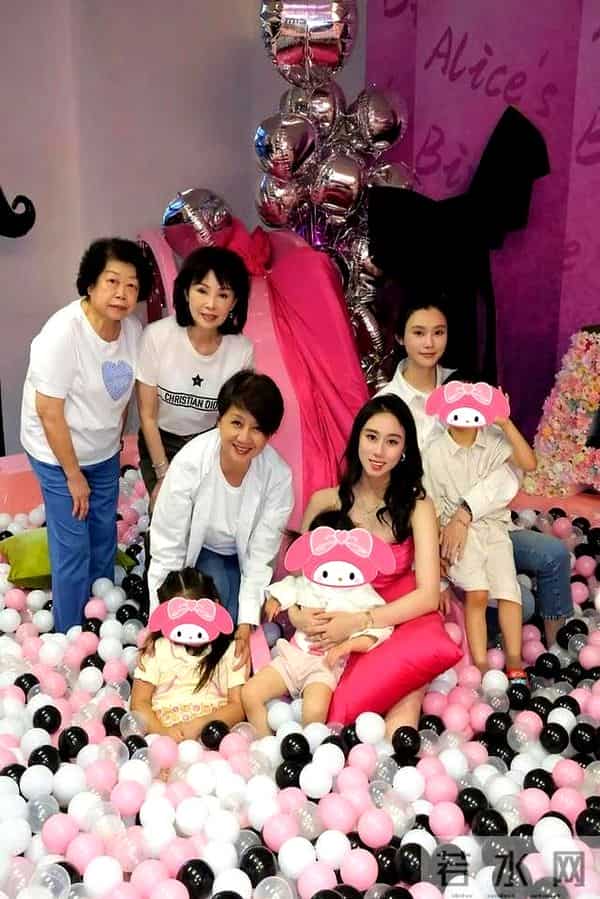 奚梦瑶带一双儿女参加小姑子生日派对,四太抱孙子满脸幸福笑容