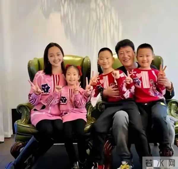 她24岁嫁给“家暴男”于震,连生三胎后,被夫家宠成宝