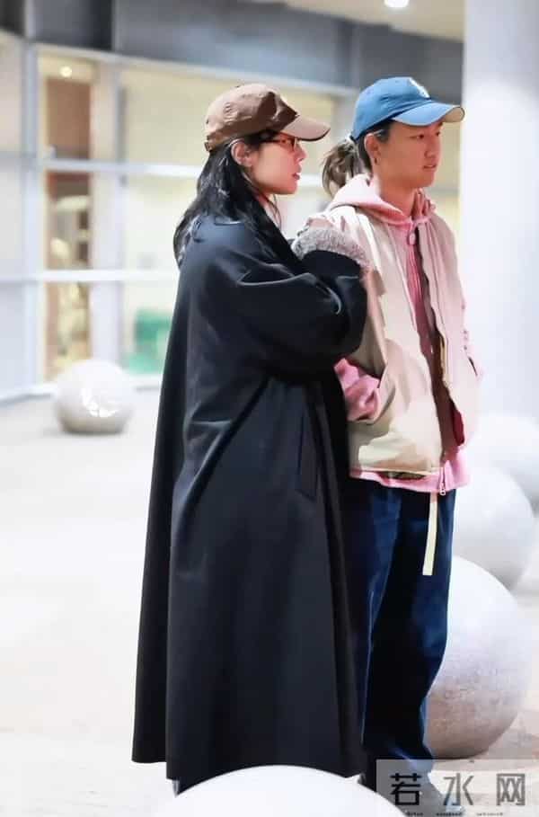 白百何带两个儿子现身!17岁大儿子长得像前夫陈羽凡,二儿子5岁