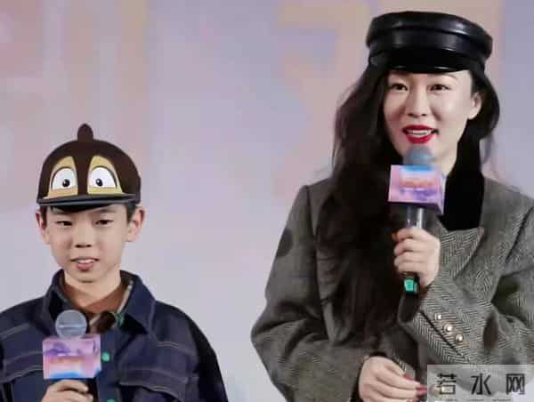 霍思燕和儿子出席活动,嗯哼凸嘴龅牙变化大,网友称是腺样体面容