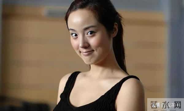 她是著名歌唱家，不惧流言嫁三婚前央视主持丈夫，三年生一儿一女