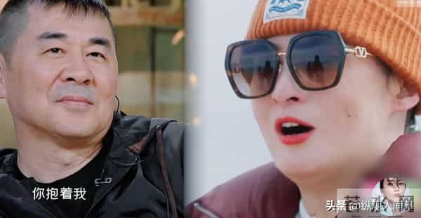 蒋勤勤素颜出席活动，双手捂脸哭红眼眶，陈建斌没安慰转头大笑