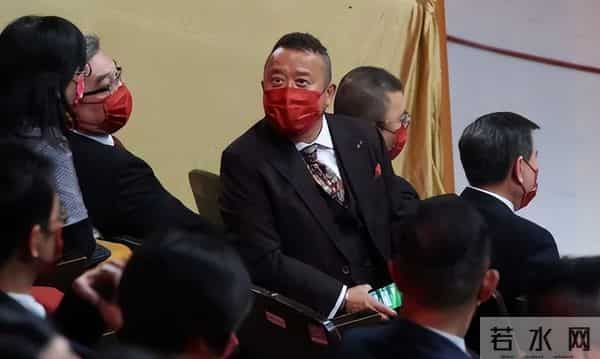 和乔妹合照后,陈百祥又曝曾志伟盯上了余咏珊,小心思演都不演了