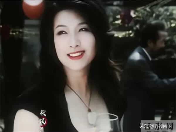 王静真是高大丰满的霸气御姐，独有的气质，丰韵犹存又明艳大气